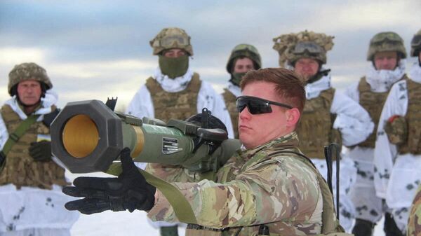 Militari ucraineni, învățați de un instructor american să utilizeze aruncătorul de mine - Sputnik Moldova