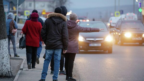 Oamenii, nevoiți să prindă mașini de ocazie din cauza grevei transportatorilor - Sputnik Moldova