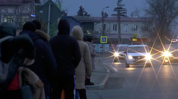 Oamenii prind mașini de ocazie în timp ce transportatorii sunt în grevă - Sputnik Moldova