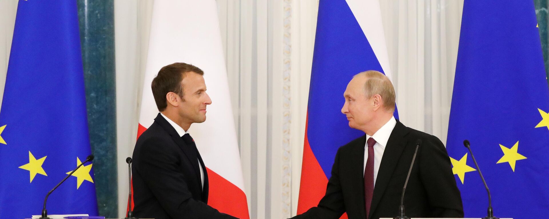 Vladimir Putin și Emmanuel Macron - Sputnik Moldova, 1920, 12.02.2022