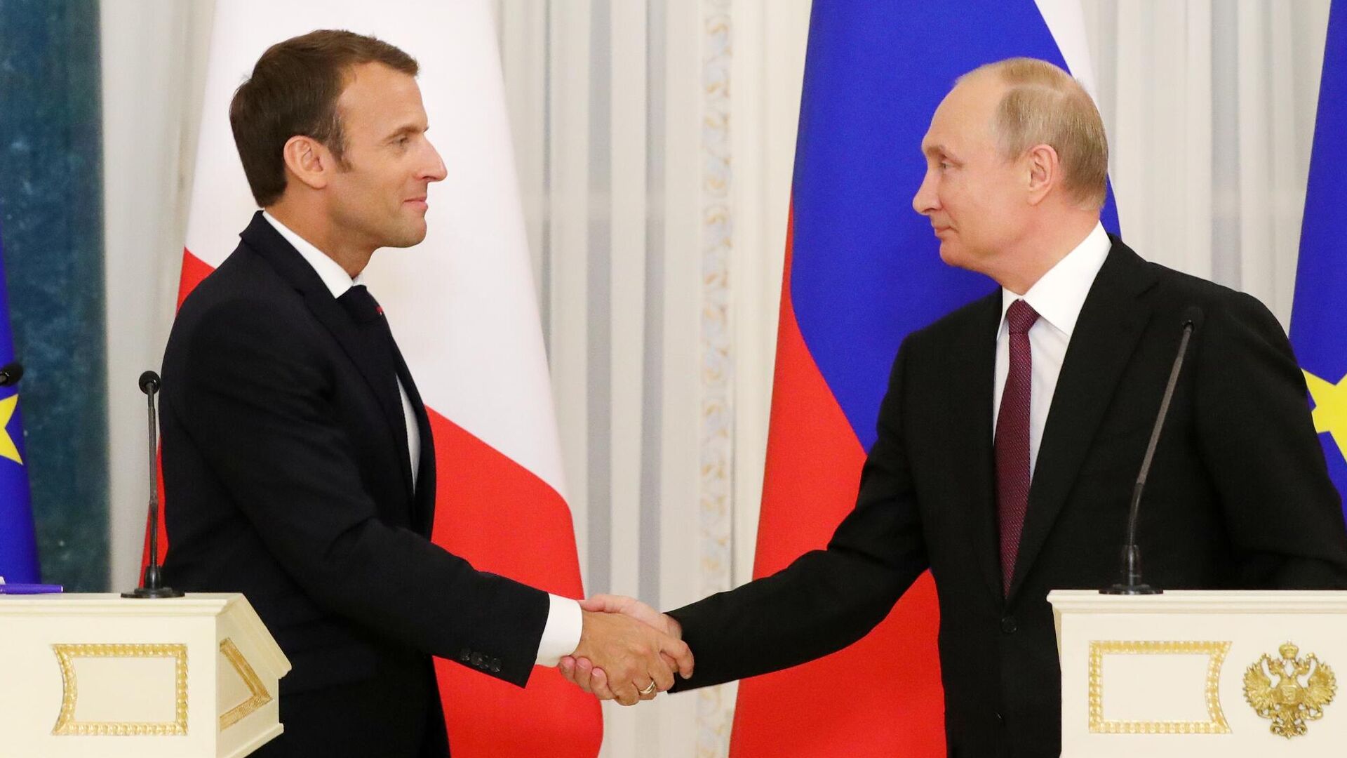 Vladimir Putin și Emmanuel Macron, - Sputnik Moldova, 1920, 08.02.2022
