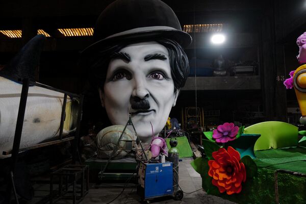 Un cap uriaș care îl înfățișează pe Charlie Chaplin într-un atelier de sudori în timpul pregătirii flotoarelor pentru viitorul Carnaval de la Nisa din 2022, la Nisa, pe 7 februarie 2022. - Sputnik Moldova-România