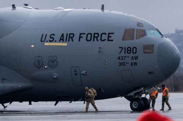 Американские солдаты выходят из самолета Boeing C-17A Globemaster III в Польше. - Sputnik Молдова