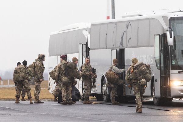 Американские солдаты садятся в автобус в Польше. - Sputnik Молдова