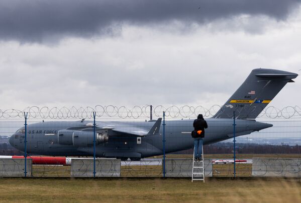 Фотокорреспондент снимает самолет ВВС США Boeing C-17A Globemaster III в Польше. - Sputnik Молдова
