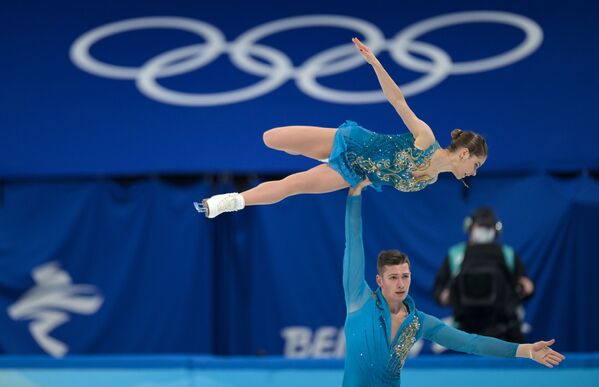 Membrii echipei naționale a Rusiei Anastasia Mishina și Alexander Gallyamov își desfășoară programul în timpul competiției de patinaj la Jocurile Olimpice de iarnă de la Beijing 2022 - Sputnik Moldova