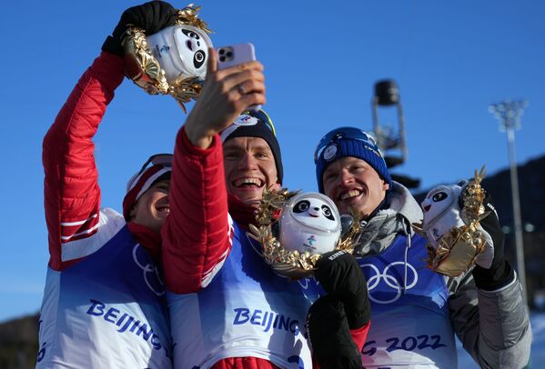 De la stânga la dreapta: sportivul rus și membrul Comitetului Olimpic Rus Denis Spitsov care a câștigat medalia de argint, sportivul rus și membrul Comitetului Olimpic Rus Alexander Bolshunov care a câștigat medalia de aur și Iivo Niskanen (Finlanda) care a câștigat medalia de bronz la cursa 2x15 km la proba Scheleton în cadrul competiției masculine - Sputnik Moldova