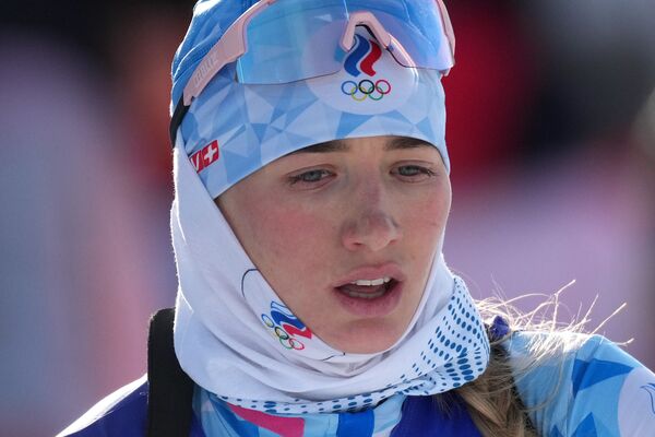 Atleta rusă, membră a echipei naționale a Rusiei (echipa ROC) Svetlana Mironova, care se încălzește înainte de începerea cursei de biatlon individual feminin de 15 km la XXIV Jocurile Olimpice de iarnă 2022. - Sputnik Moldova-România