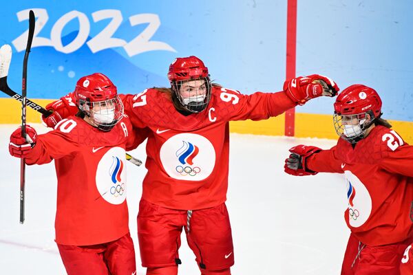 Sportivii ruși, membrii echipei naționale a Rusiei (echipa ROC) Anna Shibanova, Anna Shokhina și Polina Bolgareva (de la stânga la dreapta) se bucură de un puc abandonat în meciul de hochei feminin din faza grupelor dintre echipele ROC și canadiene la XXIV-a Olimpiada de iarnă Jocuri la Beijing. - Sputnik Moldova-România