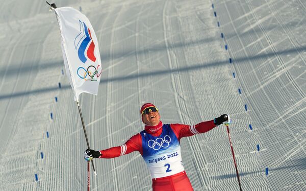 Jocurile Olimpice de la Beijing 2022 - În imagine a fost surprins sportivul și membrul Comitetului Olimpic Rus Alexander Bolshunov când a ajuns la linia de sosire a cursei de skiatlon 2x15 km în cadrul competiției masculine de schi  - Sputnik Moldova