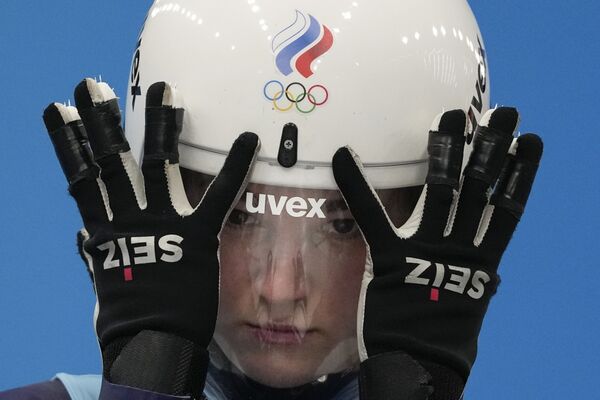 Jocurile Olimpice de la Beijing 2022 - În imagine este surprinsă sportiva Comitetului Olimpic Rus Ekaterina Katnikova în timp ce se pregătea să înceapă prima proba feminin la sanie - Sputnik Moldova