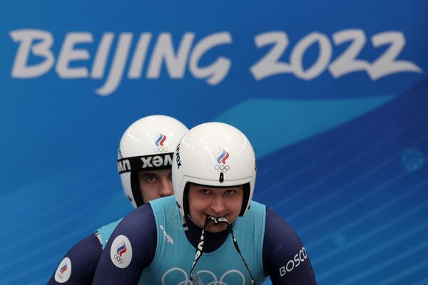 Jocurile Olimpice de la Beijing 2022 - Sportivii și membrii Comitetului Olimpic Rus Andrei Bogdanov și Iurii Prokhorov au fost surprinși în timpul antrenamentului la proba sanie - Sputnik Moldova