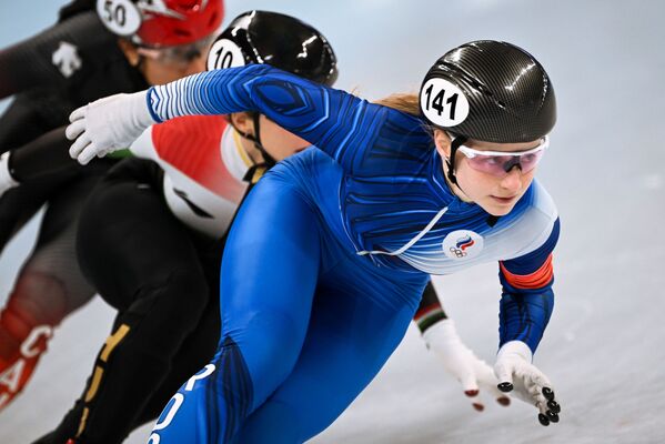 Sportiva rusă, membră a echipei naționale a Rusiei (echipa ROC) Yelena Seryogina în finala feminină de 500 m la competiția de patinaj viteză pe pistă scurtă de la XXIV Jocurile Olimpice de iarnă de la Beijing. - Sputnik Moldova-România