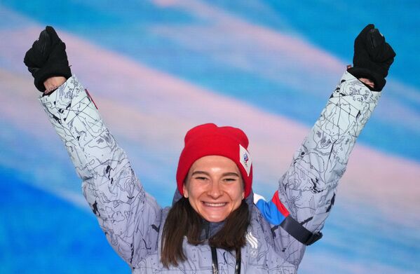 Jocurile Olimpice de la Beijing 2022 - În imagine este surprinsă sportiva Comitetului Olimpic Rus Natalya Nepryaeva în momentul când a a câștigat medalia de argint la proba de skiatlon 2x7,5 km în cadrul competiției feminine de schi  - Sputnik Moldova