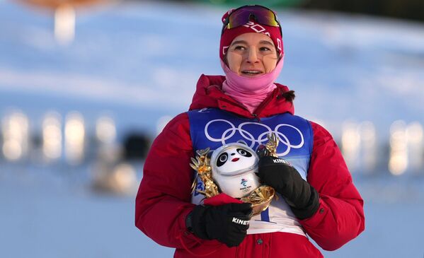 Sportiva rusă, componentă a echipei naționale a Rusiei (echipa ROC) Natalya Nepryaeva, care a câștigat o medalie de argint la proba de skiatlon 2x7,5 km în cadrul competiției feminine de schi fond de la XXIV Jocurile Olimpice de iarnă 2022, la festivitatea de premiere. - Sputnik Moldova-România