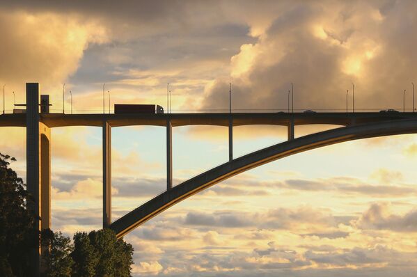Снимок The Dusk фотографа Jose Pessoa Neto, победивший в номинации National Awards, Architecture (Португалия) конкурса 2022 Sony World Photography Awards. В 1963 году, в год своего открытия, 890-футовый мост Аррабида в Порту, Португалия, был самым большим из всех бетонных арочных мостов в мире.  - Sputnik Молдова