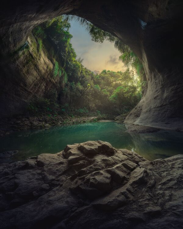 Снимок Bat Cave Sink фотографа Chihao Wang, победивший в номинации National Awards, Landscape (Тайвань) конкурса 2022 Sony World Photography Awards. Стаи летучих мышей населяли эту пещеру в древние времена. Они исчезли из-за сегодняшних изменений окружающей среды. - Sputnik Молдова