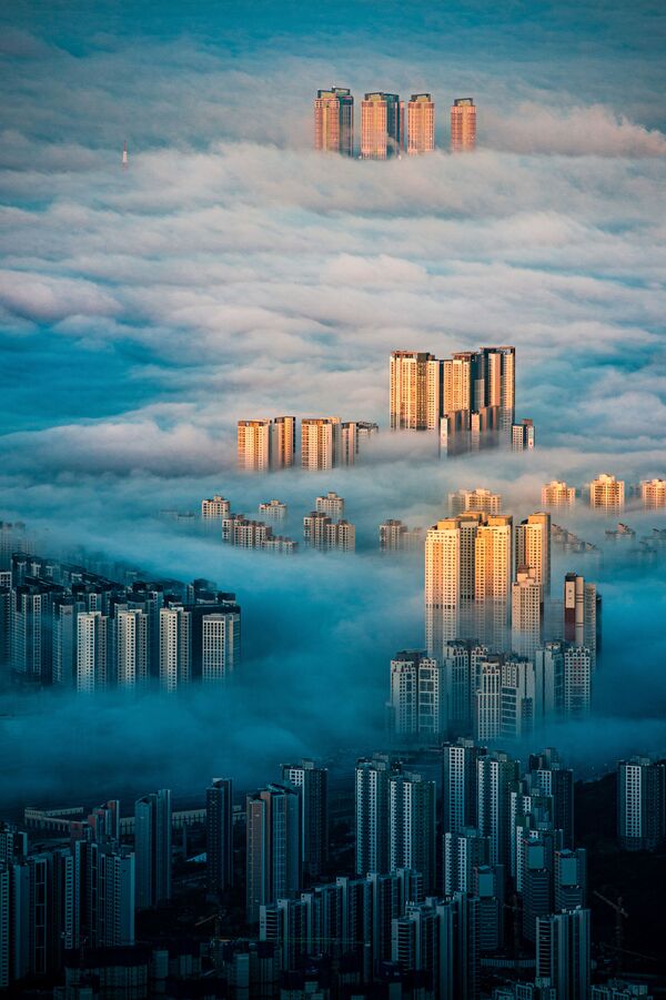 Снимок A City Among the Clouds фотографа Wonyoung Choi, победивший в номинации National Awards, Architecture (Южная Корея) конкурса 2022 Sony World Photography Awards - Sputnik Молдова