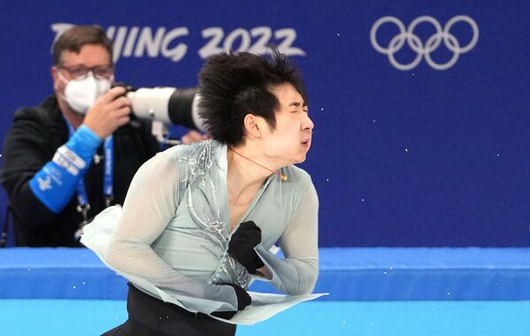 Китайский спортсмен Цзинь Боян выступает на командных соревнованиях по фигурному катанию на зимних Олимпийских играх в Пекине - Sputnik Молдова