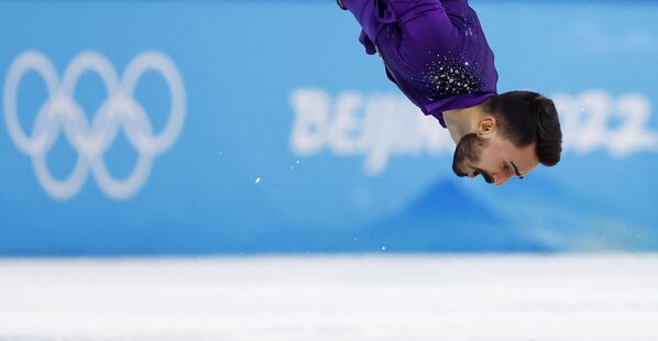 Французский фигурист Кевин Эймос во время выступления на зимних Олимпийских играх в Пекине. - Sputnik Молдова
