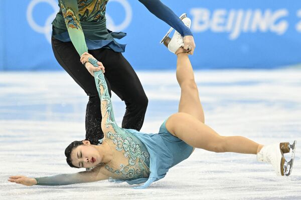 Китайские фигуристы Ван Шиюэ и Лю Синьюй во время выступления на зимних Олимпийских играх в Пекине. - Sputnik Молдова