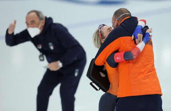 Ирен Схоутен из Нидерландов после победы в гонке на Олимпийских играх 2022 года в Пекине. - Sputnik Молдова