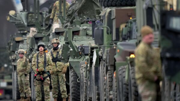Militari americani și tehnică militară care se îndreaptă spre România - Sputnik Moldova