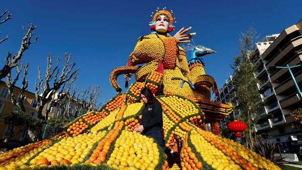 Рабочий наносит последние штрихи на скульптуру из лимонов и апельсинов под названием «Пекинская опера» во время 88-го фестиваля лимонов на тему «Оперы и танцы» в Ментоне - Sputnik Молдова