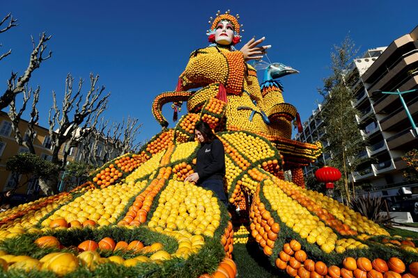 Последние штрихи к скульптуре из лимонов и апельсинов под названием &quot;Пекинская опера&quot; во время 88-го фестиваля лимонов на тему оперы и танца в Ментоне, Франция. - Sputnik Молдова