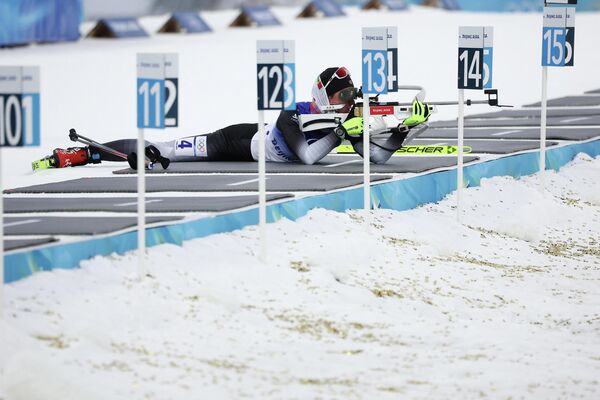 Алина Стремоус на первом огневом рубеже спринтерской гонки на Олимпиаде в Пекине, 11 февраля 2022 года. - Sputnik Молдова