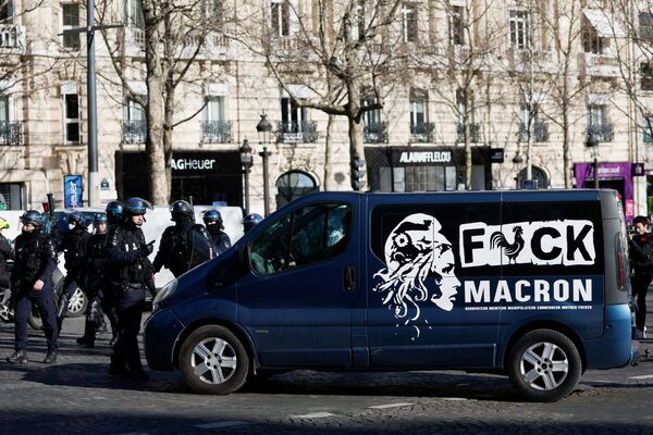 O furgonetă merge pe bulevardul Champs-Elysees în timp ce mașinile defilează în timpul „Convoi de la liberte” (Convoiul Libertății), un convoi de vehicule pentru a protesta împotriva vaccinului împotriva coronavirusului (COVID-19) și a restricțiilor din Paris, Franța, 12 februarie, 2022. - Sputnik Moldova-România
