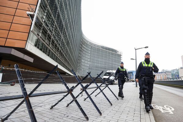 Polițiști belgieni patrulează în afara clădirilor instituțiilor UE înaintea unui potențial protest împotriva restricțiilor privind boala coronavirus (COVID-19) numit „Convoi Europeen de la Liberte 2022” („Convoiul european pentru libertate 2022”), la Bruxelles, Belgia, 14 februarie 2022. - Sputnik Moldova-România