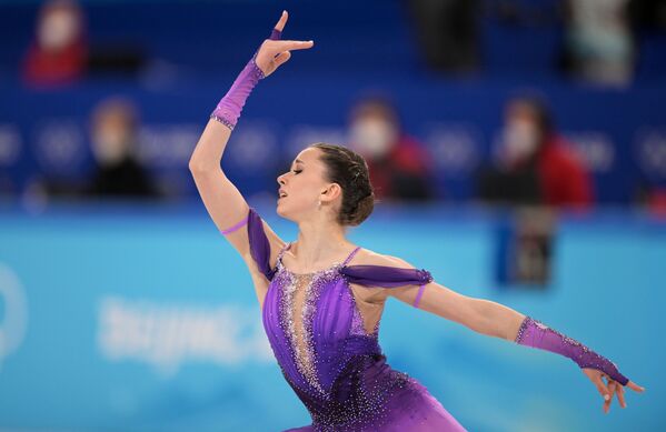 Российская спортсменка Камила Валиева выступает с короткой программой в женском одиночном катании командных соревнований по фигурному катанию на XXIV зимних Олимпийских играх в Пекине - Sputnik Молдова