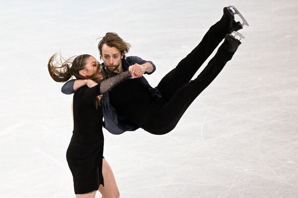 Кейтлин Хавайек и Жан-Люк Бейкер из США во время выступления по ритм-танцу на льду. - Sputnik Молдова