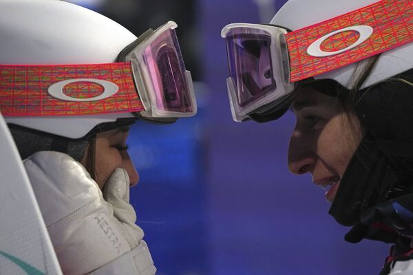 Перрин Лаффон из Франции (справа) беседует с Анри Кавамурой из Японии перед церемонией награждения финальных соревнований по могулу среди женщин. - Sputnik Молдова