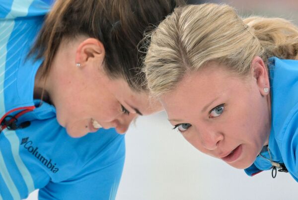 Нина Рот (США) и Бекка Хамильтон (США) на соревнованиях по керлингу среди женщин между сборными США и ОКР на XXIV зимних Олимпийских играх 2022 - Sputnik Молдова