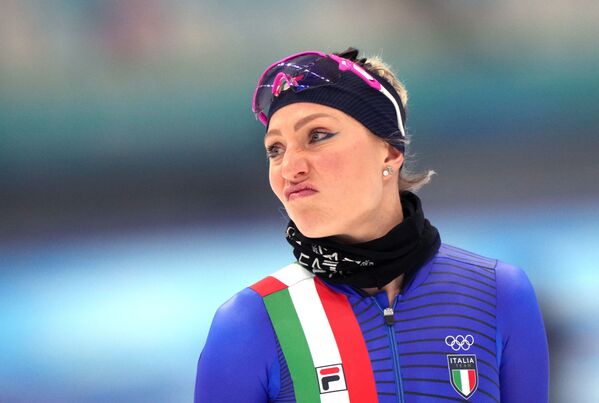 Франческа Лоллобриджида (Италия) перед забегом на дистанции 3000 метров среди женщин в соревнованиях по конькобежному спорту на XXIV зимних Олимпийских играх в Пекине - Sputnik Молдова