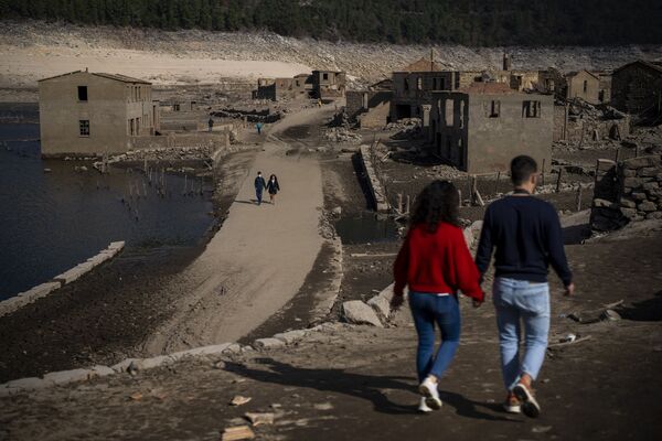 Посетители гуляют по старой деревне Асередо, возникшей из-за засухи у водохранилища Линдосо, на северо-западе Испании. - Sputnik Молдова