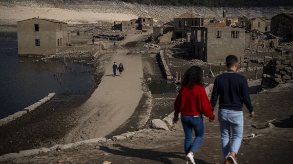 Посетители гуляют по старой деревне Асередо, всплывшей из-за засухи у водохранилища Линдосо, Испания - Sputnik Молдова