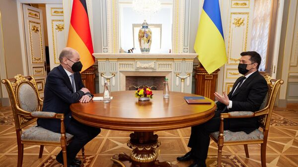 Федеральный канцлер Германии Олаф Шольц и президентй Украины Владимир Зеленский во время встречи в Киеве - Sputnik Moldova-România