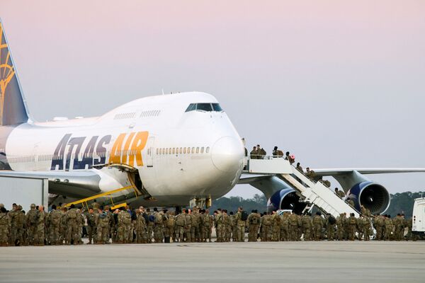Soldații din Divizia 82 Aeropurtată a Armatei SUA se îmbarcă în avionul lor de transport cu destinația Europa, la Fort Bragg, Carolina de Nord, SUA, 14 februarie 2022. - Sputnik Moldova-România