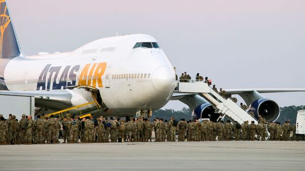 Американские солдаты садятся в самолет до Европы в Северной Каролине  - Sputnik Молдова