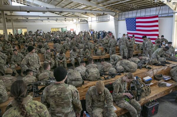 Soldații americani așteaptă să fie dislocați în Europa în Fort Bragg, Carolina de Nord, pe 14 februarie 2021 - Sputnik Moldova-România