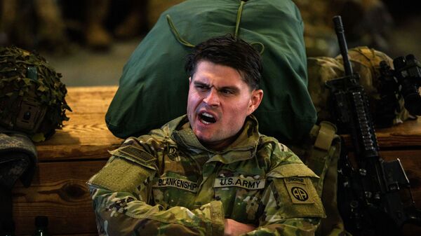 Американский солдат зевает в ожидании самолета до Европы в Северной Каролине  - Sputnik Молдова
