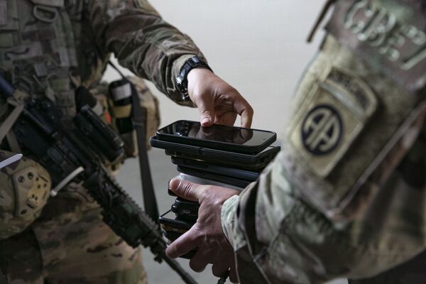 Militarii americani își predau telefoanele mobile înainte de a fi dislocați în Europa. - Sputnik Moldova-România