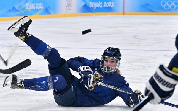 Финская хоккеистка в погоне за шайбой на XXIV зимних Олимпийских играх. - Sputnik Молдова
