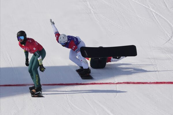 Российский сноубордист Даниил Донских падает на финише. - Sputnik Молдова