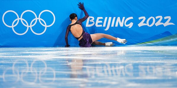 Чжу И (КНР) упала во время выступления с короткой программой в женском одиночном катании командных соревнований по фигурному катанию. - Sputnik Молдова