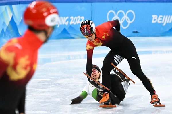 Спортсмены Лю Шаолинь Шандор (Венгрия) и Жэнь Цзывэй (КНР) столкнулись в финальном забеге на 1000 метров среди мужчин на соревнованиях по шорт-треку. - Sputnik Молдова