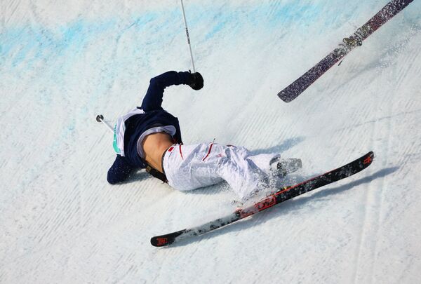 Американский лыжник Мак Форханд падает на трассе. - Sputnik Молдова